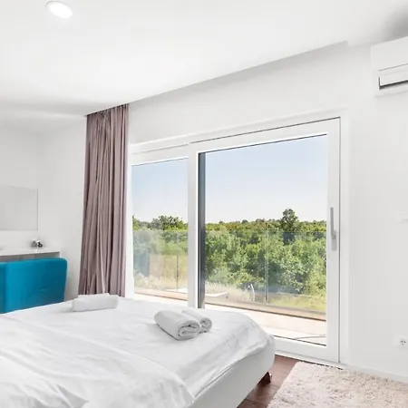 Chic By 4*
